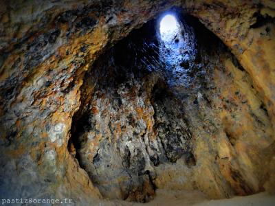 In dieser Höhle mit einem mutmasslich künstlich angelegten Kamin wird die Verbrennungsstätte vermutet.